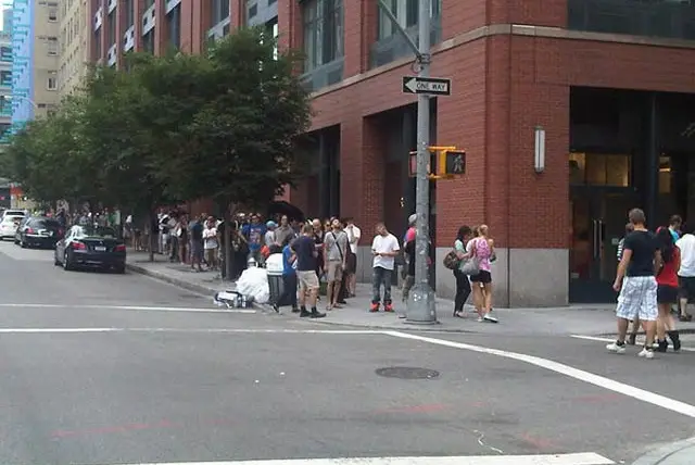 Photograph of the line—on Houston Street— for the Soho Apple Store